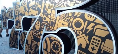 Letras en poliestireno expandido y decoradas en vinilo adhesivo. Grandes ideas para ferias, eventos y bodas