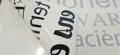 Un vinilo de texto para disfrutar toda la familia en catalán