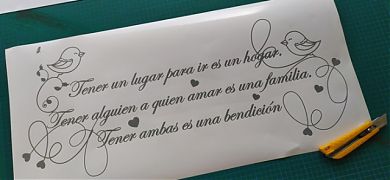 Frase en vinilo adhesivo de pared para disfrutar toda la familia!