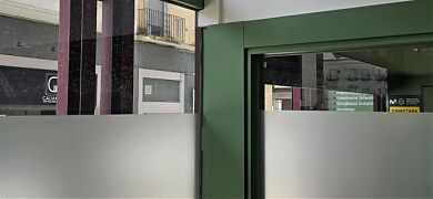 Vinilos adhesivos decorativos al ácido, translúcidos y arenados: especificaciones técnicas, marcas y aplicaciones en cristales