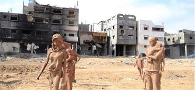 Una familia de arcilla huyendo de sus hogares en Gaza