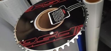 Decoración del plato de una bicicleta con vinilos decorativos
