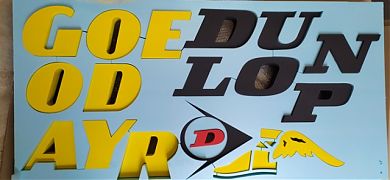 Letras corpóreas con los logotipos de Good Year y Dunlop