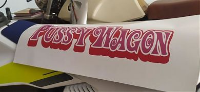 Pegatina impresa sobre vinilo PUSSYWAGON! (sólo disponible para auténticos fanáticos de Kill Bill)