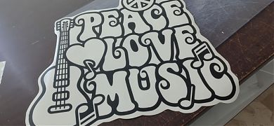 PEACE, LOVE MUSIC es uno de los vinilos decorativos más originales y actuales