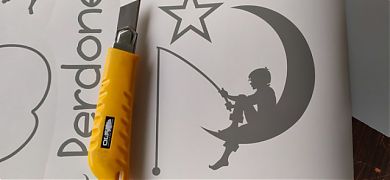 Un vinilo decorativo de texto en catalán para disfrutar en familia