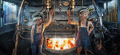 Un padre loco por el retoque fotográfico se sirve de sus hijas para crear las escenas más extravagantes