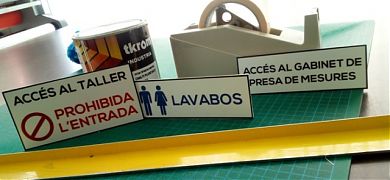 Rótulos impresos en vinilo y con respaldo de PVC económicos