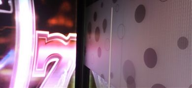 Un vinilo decorativo translúcido e impreso para preservar la intimidad en un salón de juego