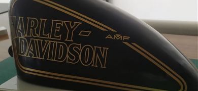 Decoración con vinilos adhesivos para el depósito de una Harley Davidson