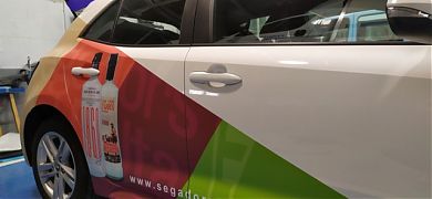 Rotulación en vinilo adhesivo de un vehículo comercial