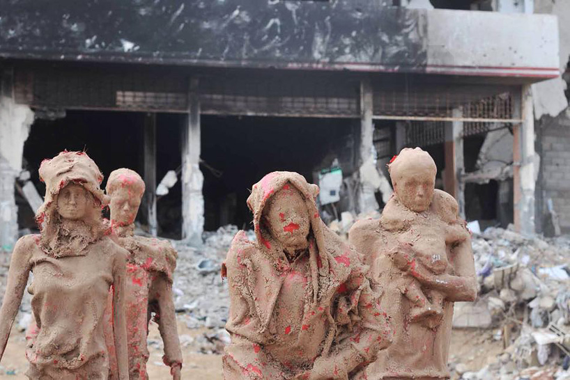 El artista palestino Iyad Sabbah esculpe una familia en arcilla huyendo de sus hogares en Gaza