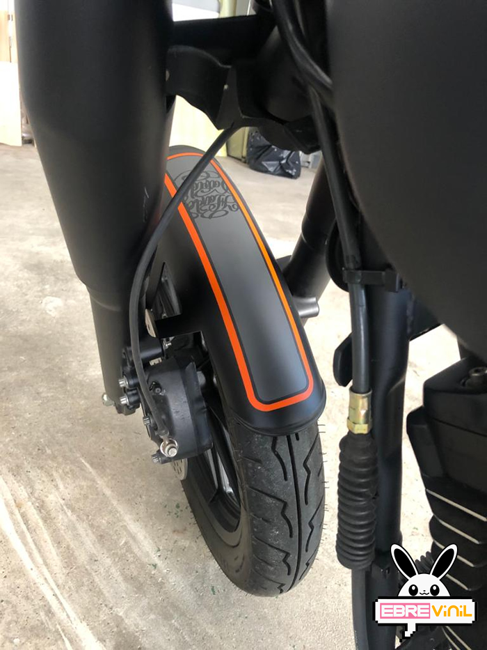 Harley personalizada con vinilos, pitura personalizada