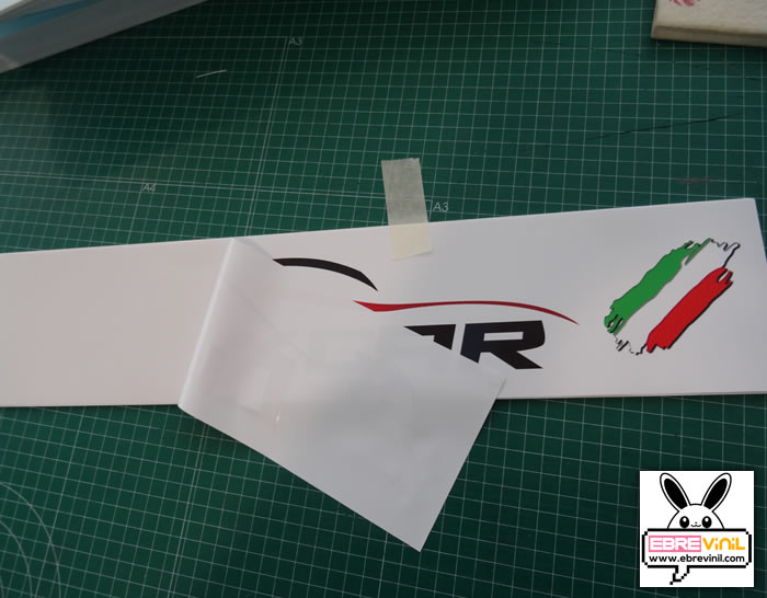 Personaliza tu portamatrículas con vinilos a todo color y PVC 3 mm