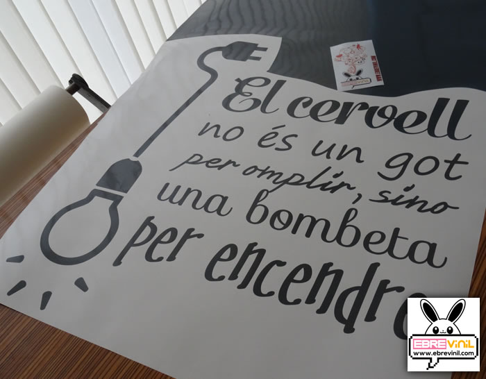 Vinil decoratiu tipogràfic de frases en català