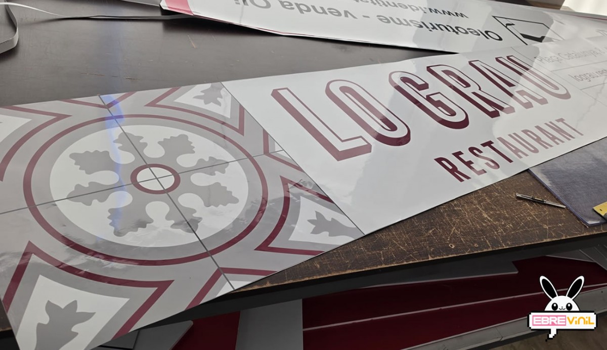 Aplicación de vinilo adhesivo personalizado en un espacio profesional de oficina moderna