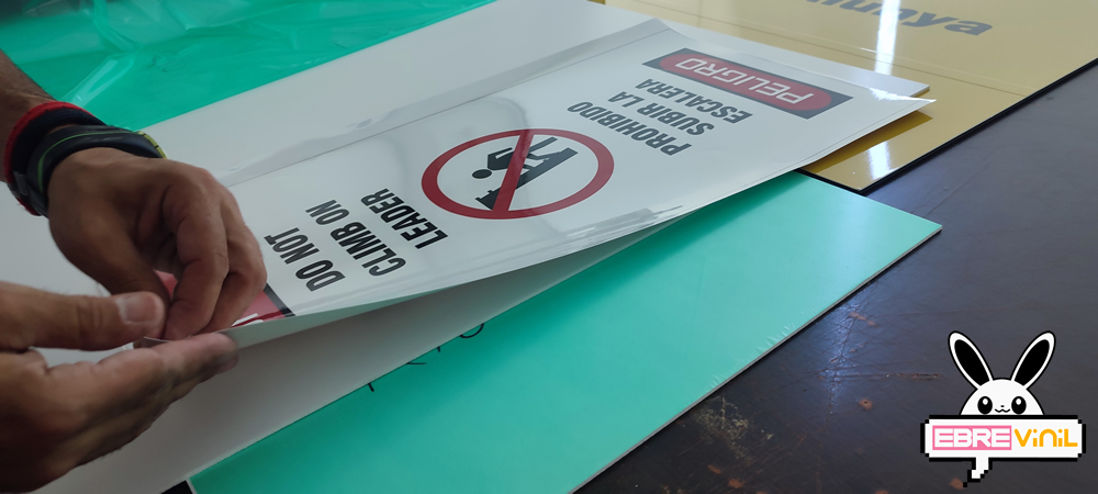 cartel metacrilato prohibido subir las escaleras