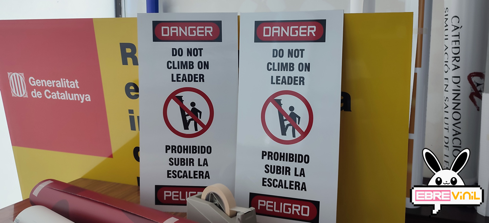 cartel prohibido subir por las escaleras