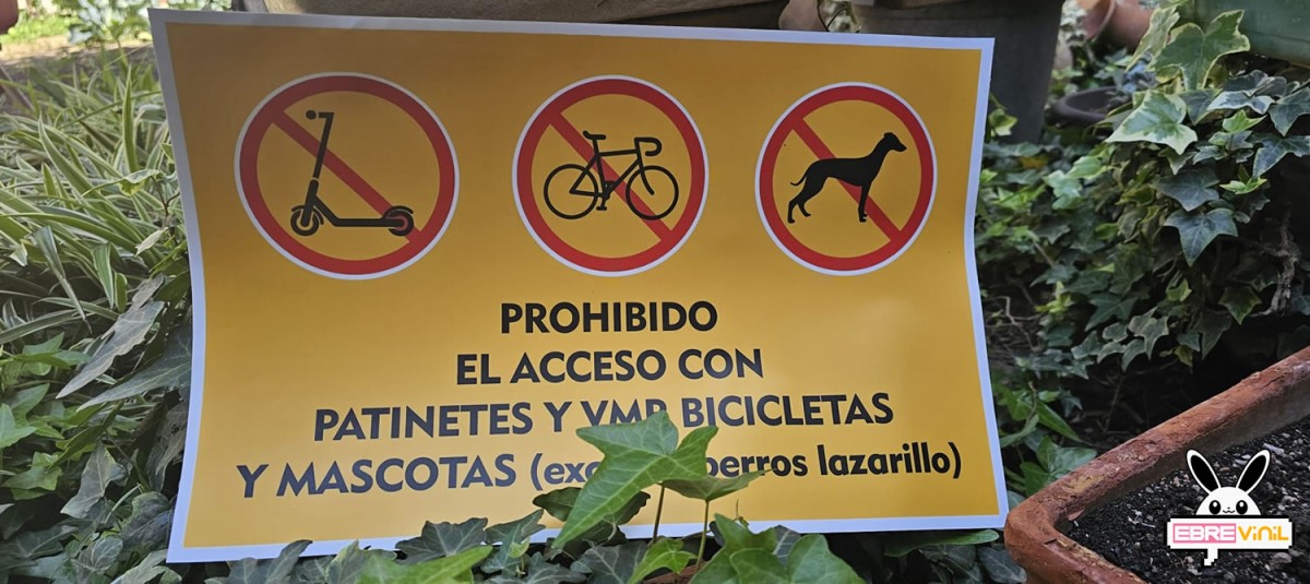 cartel vinilo prohibido  patinetes bicicletas
