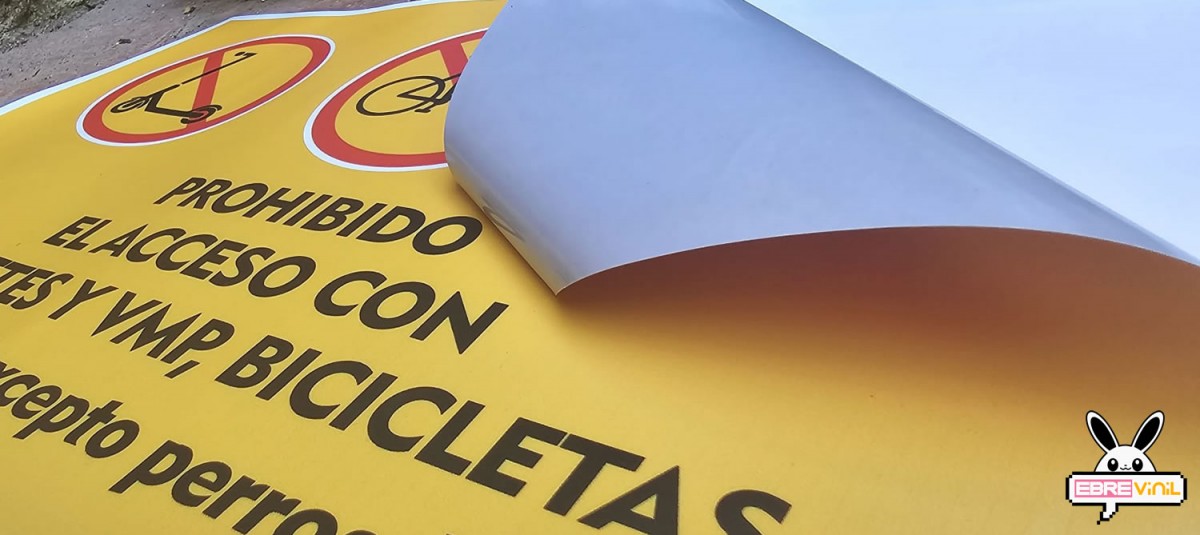 Vinilo adhesivo PROHIBIDO EL ACCESO CON PATINETES Y VMP, BICICLETAS Y MASCOTAS