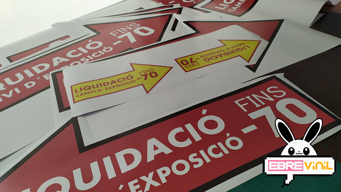 carteles impresos escaparates