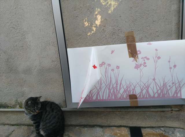 colocar un vinilo decorativo sobre una superficie acristalada