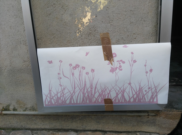 cómo colocar un vinilo adhesivo en una puerta de cristal