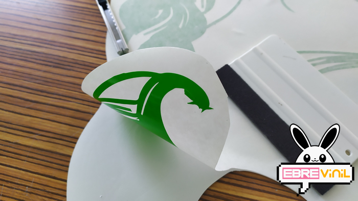 cómo pegar un vinilo adhesivo de corte