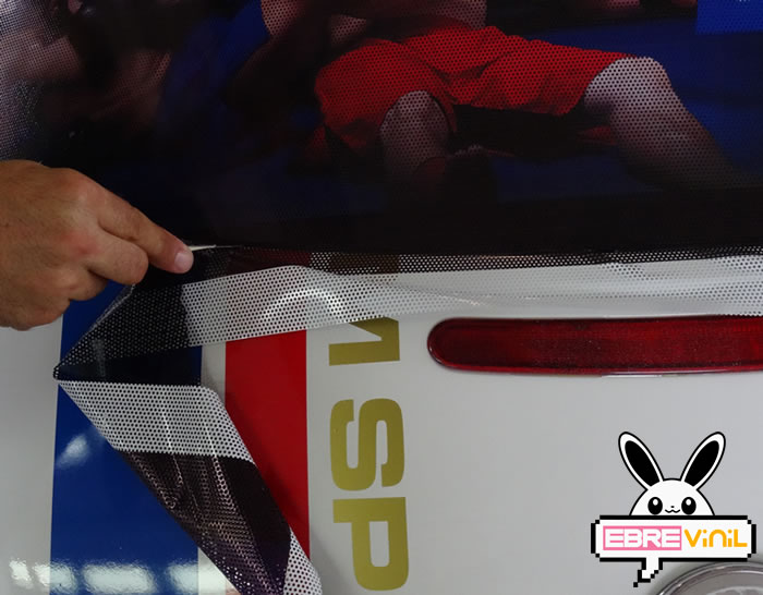 como pegar vinilo microperforado