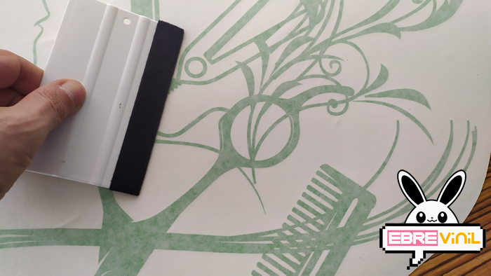 cómo pegar vinilos decorativos de forma rápida