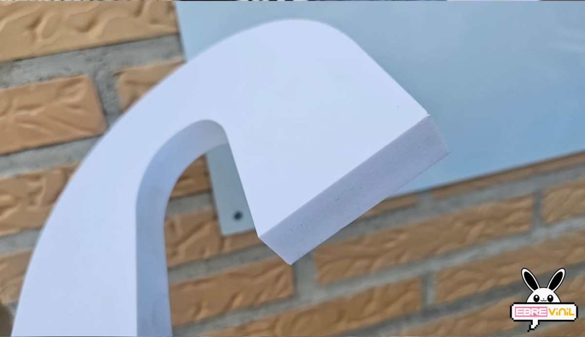 Comparativa visual entre letras troqueladas con volumen y vinilo adhesivo plano en pared