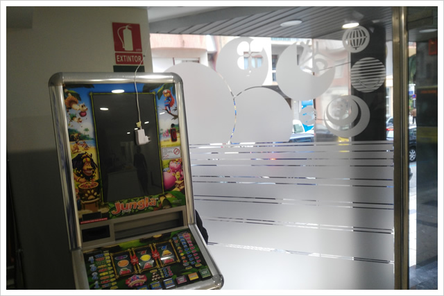 vinilo al ácido en un bar para preservar la intimidad de los clientes