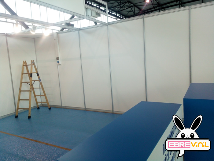 decoración de stand ferial con vinilos impresos a todo color