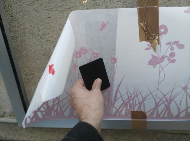 colocar un vinilo adhesivo con la ayuda de una espátula