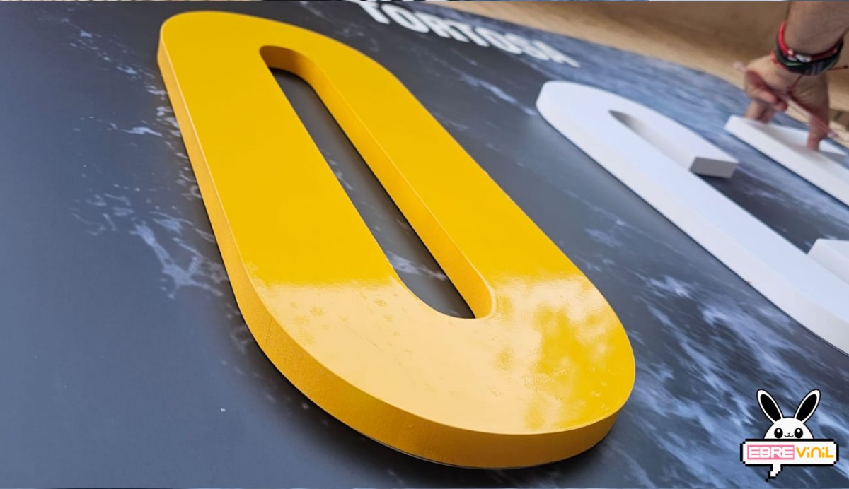 Proceso de fabricación de letras de PVC espumado con fresadora CNC cortando caracteres