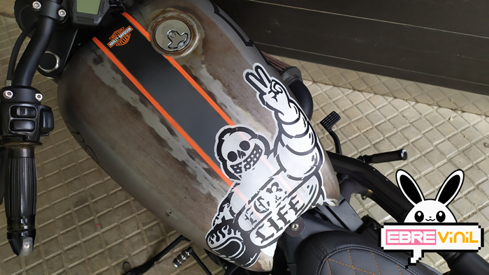 harley davidson customizada con vinilos decorativos