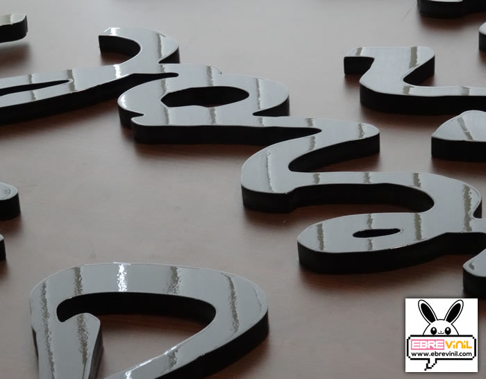 letras corpóreas fabricadas en PVC