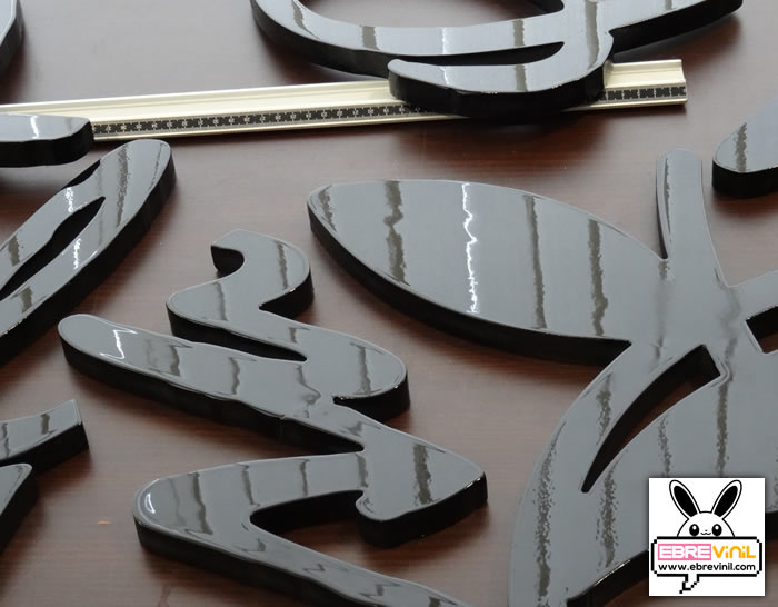 letras corpóreas retroiluminadas