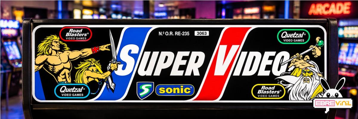 Máquina arcade Super Vídeo con la marquesina Gauntlet instalada y una persona jugando, vista lateral que muestra el rótulo superior sin ocultarlo