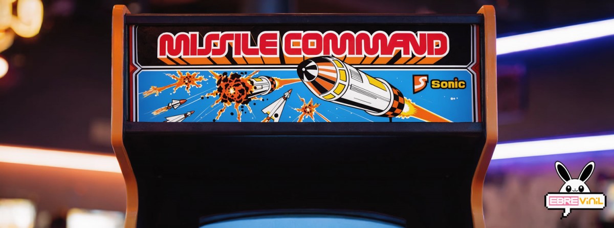 Ejemplo de aplicación retroiluminada de la marquesina Missile Command con luz trasera que realza el diseño de defensa espacial