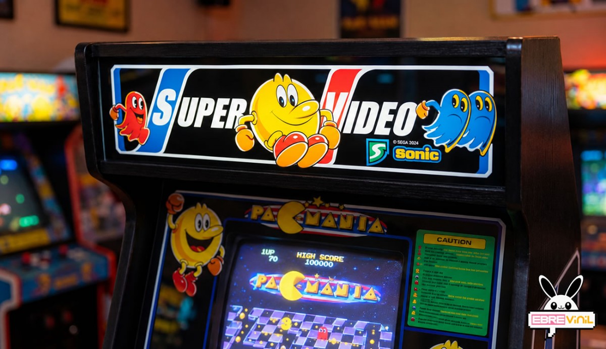 Diseño completo de la marquesina Pacmanía Super Vídeo con personajes icónicos del videojuego arcade clásico