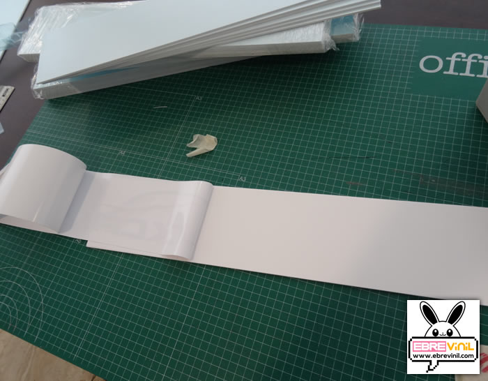 matrículas en vinilo adhesivo con tu logotipo y soporte de PVC