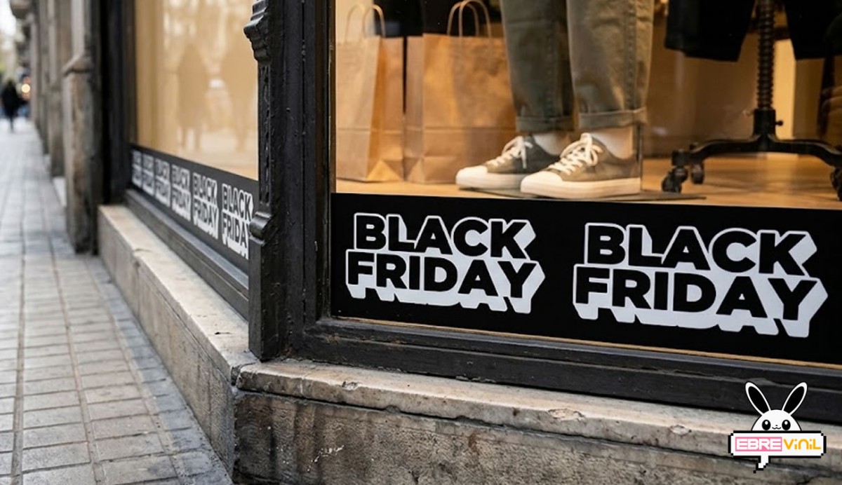 Pegatina Black Friday instalada en escaparate de tienda