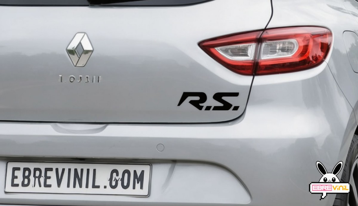Pegatina RS de vinilo de corte sin fondo aplicada en el lateral de un vehículo Renault