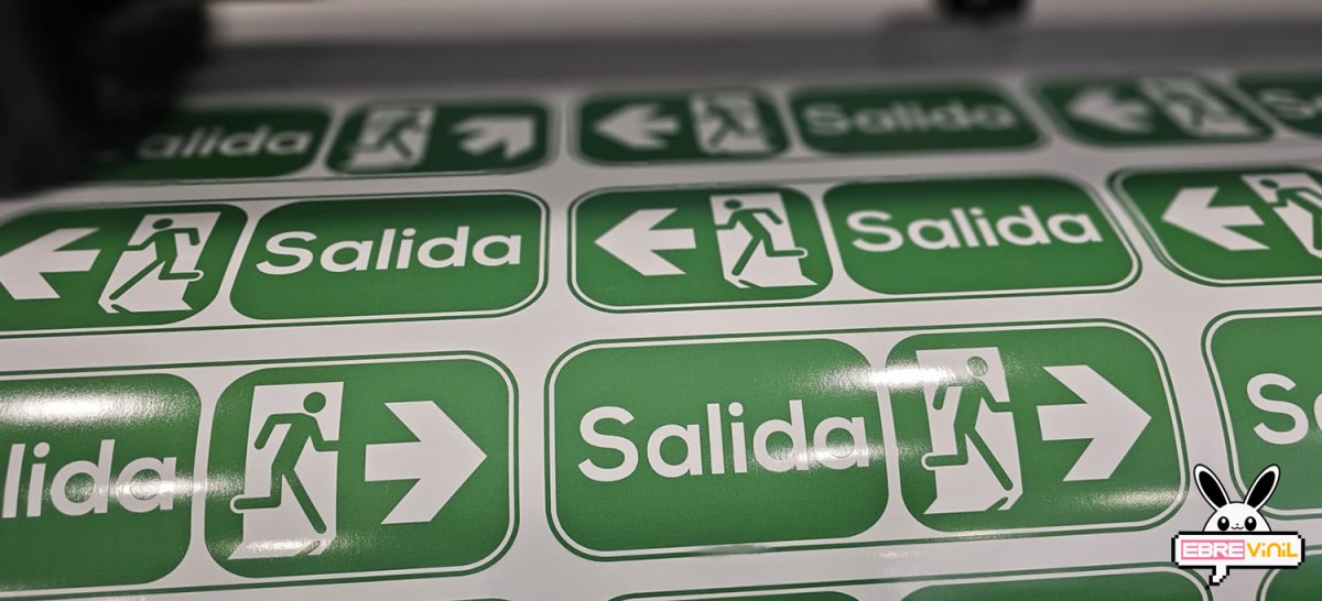 Señales de salida de emergencia, letreros y pictogramas