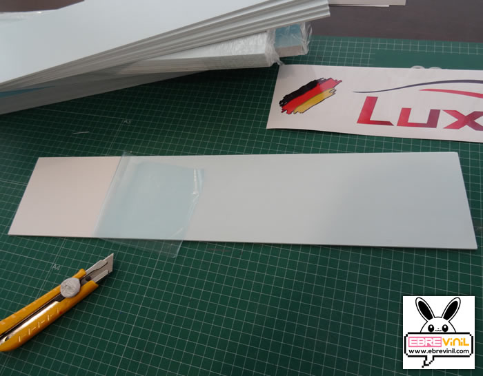 placas de matrícula y señalización impresas en vinilo y soporte de PVC