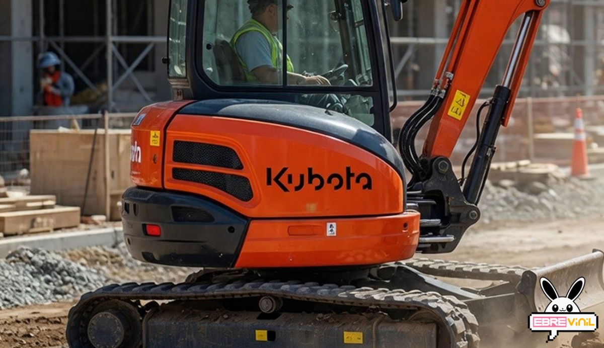 Sticker logo Kubota troquelado en lateral de miniexcavadora serie KX