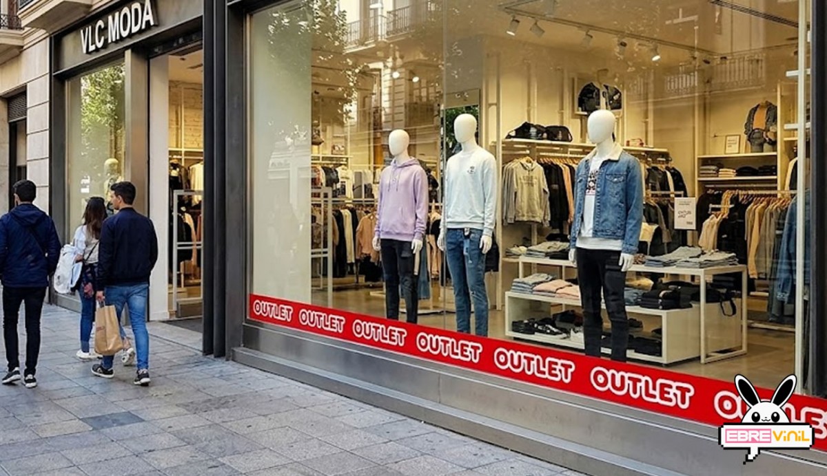 Tira OUTLET adhesiva en puerta de entrada de comercio