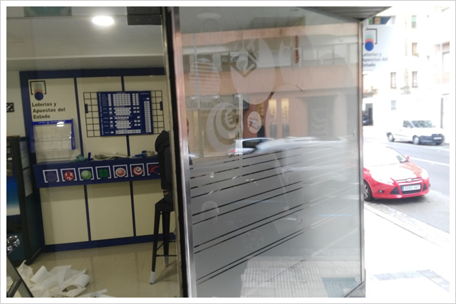pegatinas decorativas efecto ácido, vinilos translúcidos para escaparates, cristales en bares y restaurantes