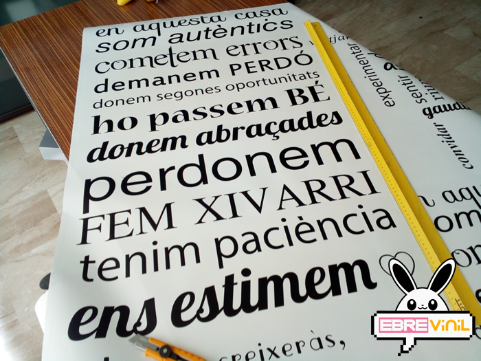 vinils decoratius de pared amb frases i textes en català